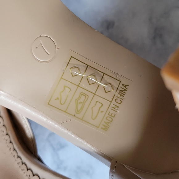 Journee Collection nude Dora pumps size 7 - Picture 7 of 7